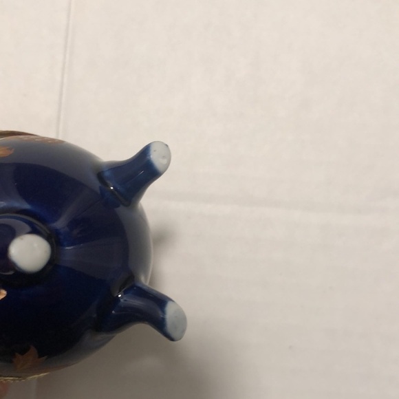 Cobalt blue porcelain egg with 3 legs painted in gold tone and decorated around - Picture 7 of 10